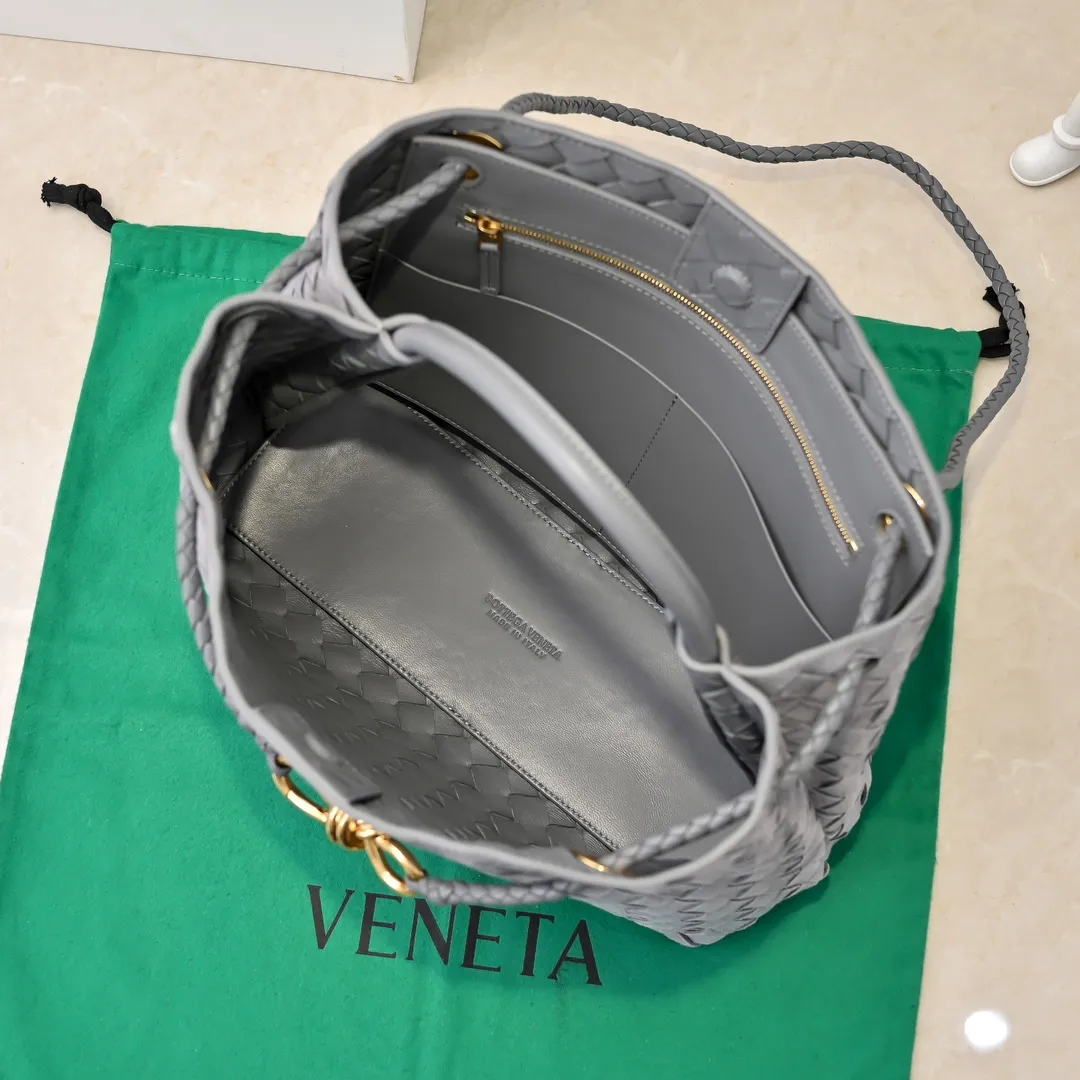 Batch 2360 BV new Andiamo is shipped‼ ️Really popular🔥The new Andiamo woven handbag launched by Bottega Veneta this season is really popular all over the world! ! Celebrities at home and abroad have worn it, and Oscar-winning actress Michelle Yeoh has taken it out on the street. Song Jia, Trai Yara, Yu Feihong, Sanji Ayaka, Rosie Hunting-Whiteley, Yoshioka Riho, etc. have all picked up this bag. It is classic and versatile, showing off its temperament, and the bag capacity is also large, which is very convenient for daily commuting! ! A variety of carrying methods, the shoulder straps can be adjusted by yourself, the original lambskin feels soft and delicate, and the unisex style breaks gender boundaries and brings a more practical and longer-lasting use experience. Andiamo, which has both elegant and casual styles, perfectly interprets the true appearance of "fashionable old money style". Style number: 8463 Size: 32*24*12
